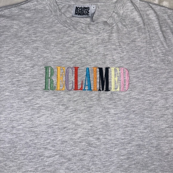 Reclaimed Vintage Gray Embroidered Reclaimed Graphic Tshirt Size Medium - Picture 3 of 9
